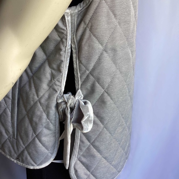 Banana Republic Soft Grey Quilted Vest with Velvet Trim Detail - Picture 4 of 5